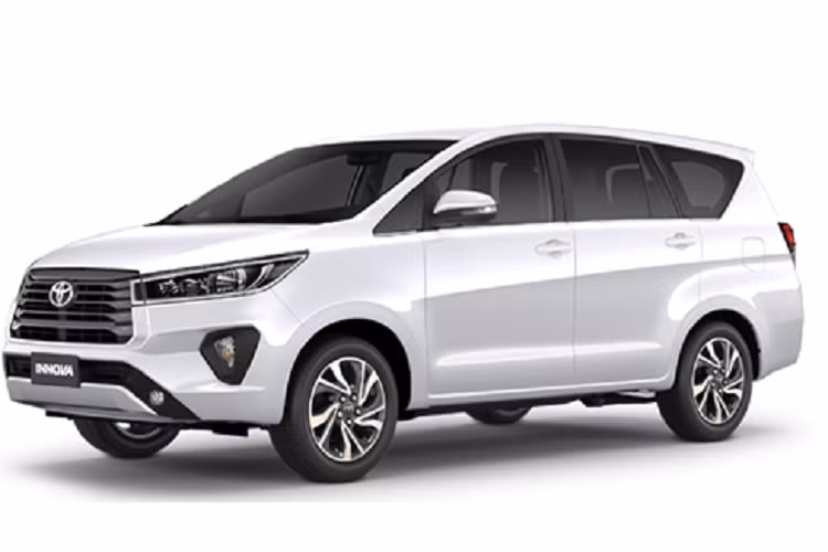 Toàn bộ các phiên bản của xe đều được trang bị túi khí 3 điểm tiêu chuẩn dành cho mọi vị trí trong xe. Nằm bên dưới nắp ca-pô của Toyota Innova Crysta 2023 tại thị trường Ấn Độ là động cơ diesel 4 xi-lanh, dung tích 2.4L, đồng hành cùng hộp số sàn 5 cấp. So với phiên bản cũ, xe đã bị cắt động cơ xăng và hộp số tự động.