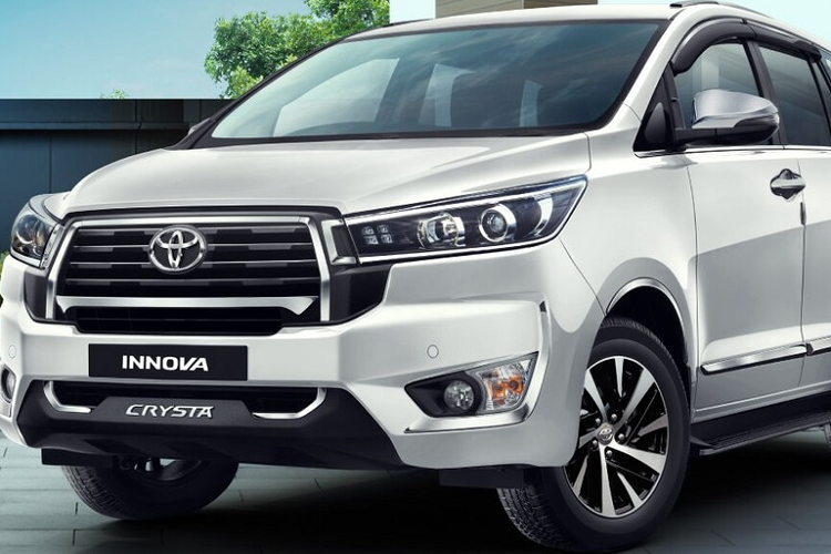Điều đặc biệt là tuy Toyota Innova HyCross đã được bán tại thị trường Ấn Độ nhưng thế hệ cũ của xe lại không bị "khai tử". Thay vào đó, thế hệ cũ của mẫu MPV này vẫn được bán song song với Toyota Innova HyCross 2023.