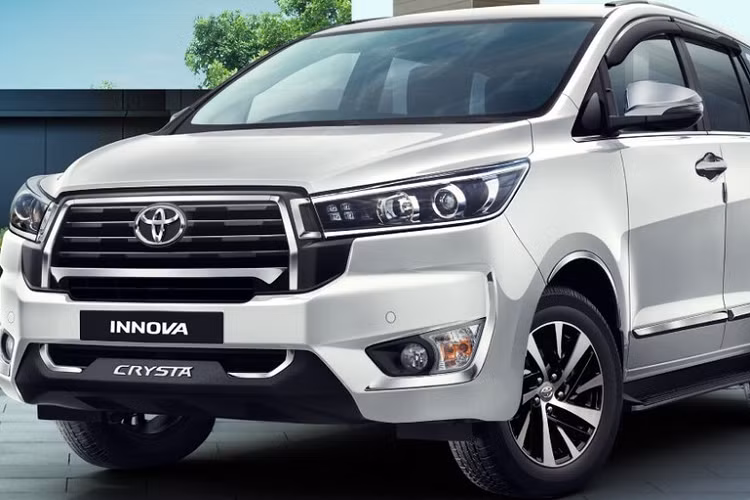 Điều đặc biệt là tuy Toyota Innova HyCross đã được bán tại thị trường Ấn Độ nhưng thế hệ cũ của xe lại không bị "khai tử". Thay vào đó, thế hệ cũ của mẫu MPV này vẫn được bán song song với Toyota Innova HyCross 2023.