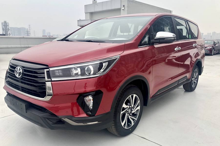 Theo tin đồn, Toyota Innova tại Việt Nam cũng sẽ được bán song song cả thế hệ cũ lẫn mới. Trong đó, thế hệ mới nhắm đến những khách hàng mua xe phục vụ gia đình thay vì chạy dịch vụ.