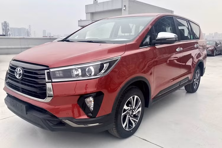 Theo tin đồn, Toyota Innova tại Việt Nam cũng sẽ được bán song song cả thế hệ cũ lẫn mới. Trong đó, thế hệ mới nhắm đến những khách hàng mua xe phục vụ gia đình thay vì chạy dịch vụ.