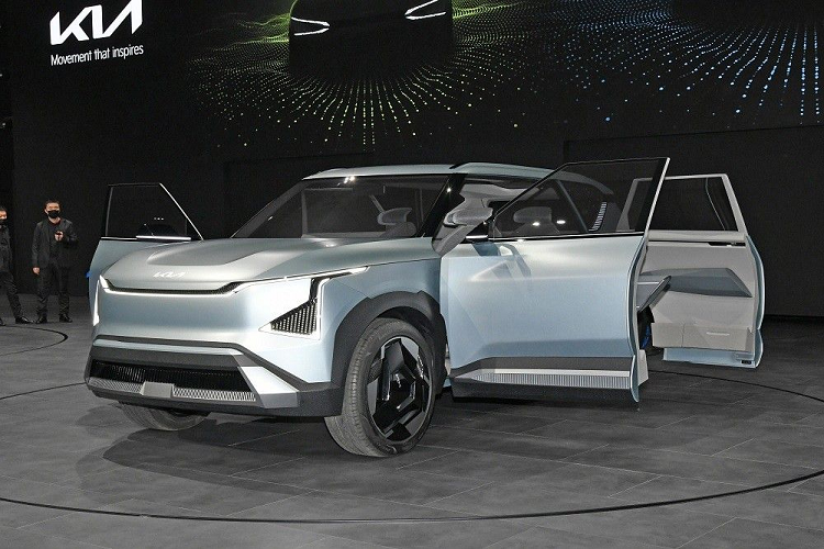 Mẫu xe SUV điện Kia EV5 dành cho thị trường Trung Quốc được cho là sẽ sử dụng pin lithium iron phosphate (LFP), trong khi bản xuất khẩu sẽ sử dụng pin coban niken mangan (NMC). Được biết, loại pin NMC sẽ có công suất lên tới 82kWh, lớn hơn so với gói pin 77,4kWh trên Kia EV6 và cung cấp phạm vi hoạt động lên tới 600km.