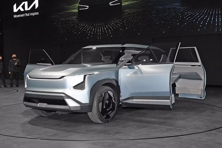 Mẫu xe SUV điện Kia EV5 dành cho thị trường Trung Quốc được cho là sẽ sử dụng pin lithium iron phosphate (LFP), trong khi bản xuất khẩu sẽ sử dụng pin coban niken mangan (NMC). Được biết, loại pin NMC sẽ có công suất lên tới 82kWh, lớn hơn so với gói pin 77,4kWh trên Kia EV6 và cung cấp phạm vi hoạt động lên tới 600km.