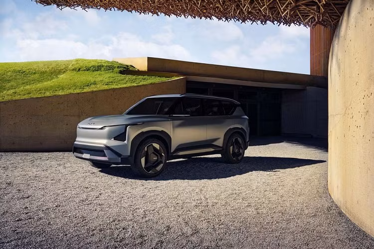 Tương tự EV9, EV5 được áp dụng triết lý thiết kế Opposites United (tạm dịch: Sự thống nhất của các mặt đối lập) với những đường nét tạo hình vuông vắn, cứng cáp. Mặt ca lăng kín mang tạo hình mà Kia gọi là "Digital Tiger Face". Cụm đèn pha hình tam giác gồm các bóng LED nhỏ, kết hợp với dải đèn chiếu sáng ban ngày vắt ngang khu vực đầu xe. Bên dưới là hốc gió trung tâm hình thang rộng với phần viền dày dặn, tạo nên dáng vẻ mạnh mẽ hầm hố.