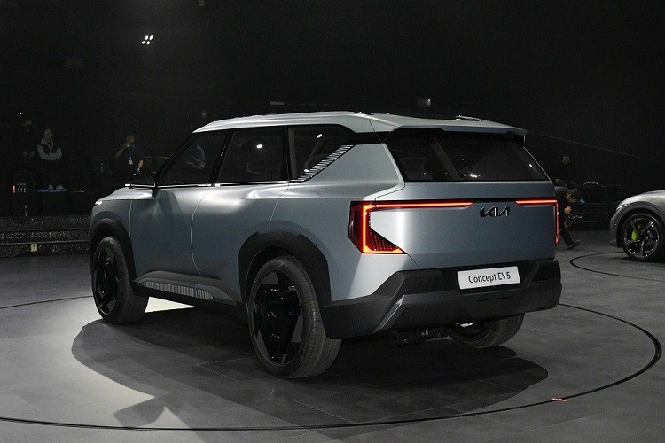 Đáng chú ý, một số nguồn tin cho biết hệ thống sạc lần này của Kia EV5 sẽ dựa trên hệ thống 400V thay vì hệ thống điện áp cao 800V được sử dụng trên các mẫu xe điện khác của Hyundai, phát triển trên nền tảng E-GMP. Do đó, Kia có thể bán EV5 với mức giá phải chăng hơn.