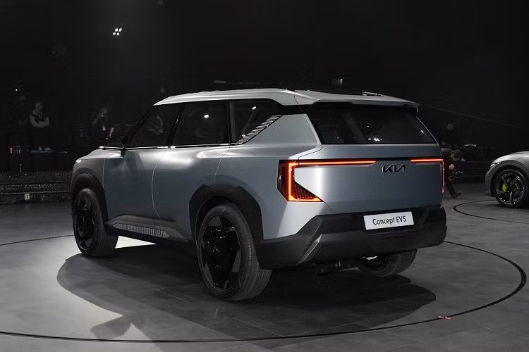 Đáng chú ý, một số nguồn tin cho biết hệ thống sạc lần này của Kia EV5 sẽ dựa trên hệ thống 400V thay vì hệ thống điện áp cao 800V được sử dụng trên các mẫu xe điện khác của Hyundai, phát triển trên nền tảng E-GMP. Do đó, Kia có thể bán EV5 với mức giá phải chăng hơn.