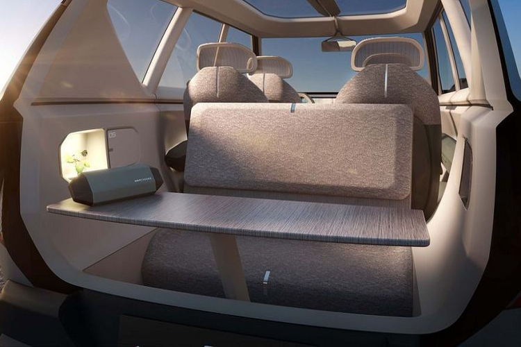 Kia EV5 có sẵn với cấu hình ba hàng ghế, trong đó hai hàng ghế trước có khả năng điều chỉnh hướng ngồi rất linh hoạt. Hàng ghế thứ ba là một băng ghế dài, xoay về phía cửa cốp. Trên nóc xe là cửa sổ trời toàn cảnh tích hợp pin năng lượng mặt trời.