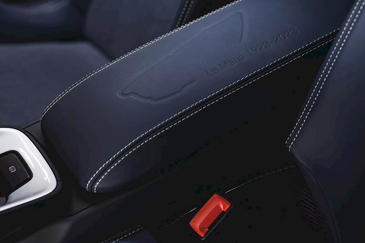 Huy hiệu được làm thủ công trên nắp động cơ với dòng chữ “Born in Le Mans. Made in Zuffenhausen” và huy hiệu in 3D bên cạnh cột B có bố cục của đường đua La Sarthe - nơi tổ chức các chặng đua Le Mans trong suốt 100 năm qua - sẽ đảm bảo rằng đây không phải là một chiếc 911 bình thường.