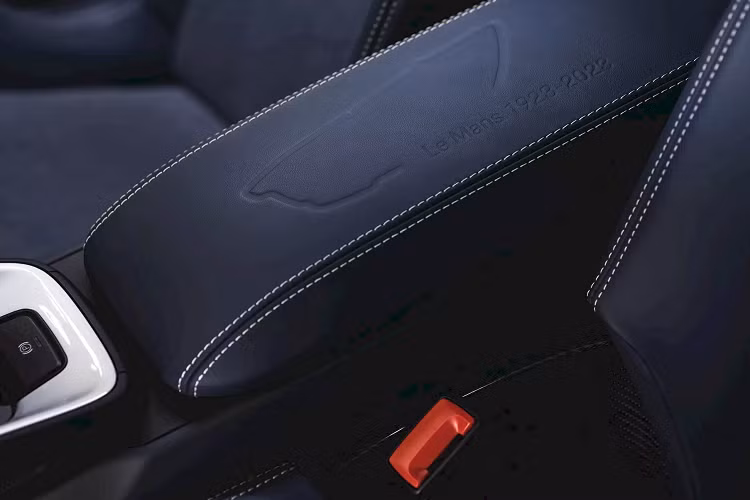 Huy hiệu được làm thủ công trên nắp động cơ với dòng chữ “Born in Le Mans. Made in Zuffenhausen” và huy hiệu in 3D bên cạnh cột B có bố cục của đường đua La Sarthe - nơi tổ chức các chặng đua Le Mans trong suốt 100 năm qua - sẽ đảm bảo rằng đây không phải là một chiếc 911 bình thường.