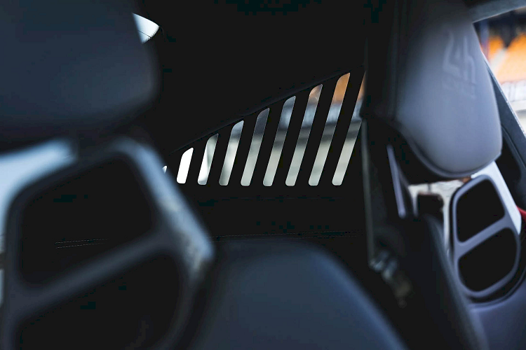 Bản đồ đường đua cũng được dập nổi trên tựa tay trung tâm, kết hợp với dòng chữ 24h Le Mans dập nổi trên tựa đầu. Dòng chữ “911 Carrera GTS Le Mans Centenaire Edition” trên các tấm ốp bậc cửa và trên bảng điều khiển.