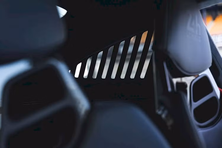 Bản đồ đường đua cũng được dập nổi trên tựa tay trung tâm, kết hợp với dòng chữ 24h Le Mans dập nổi trên tựa đầu. Dòng chữ “911 Carrera GTS Le Mans Centenaire Edition” trên các tấm ốp bậc cửa và trên bảng điều khiển.