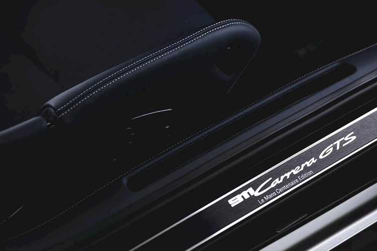 Mâm xe màu đồng Aurum và dây an toàn màu đỏ gợi liên tưởng đến chiếc 911 GT1 1998. Cửa sổ phụ được trang trí mô phỏng theo khe thông gió tại vị trí tương tự của 2 chiếc xe thắng giải.