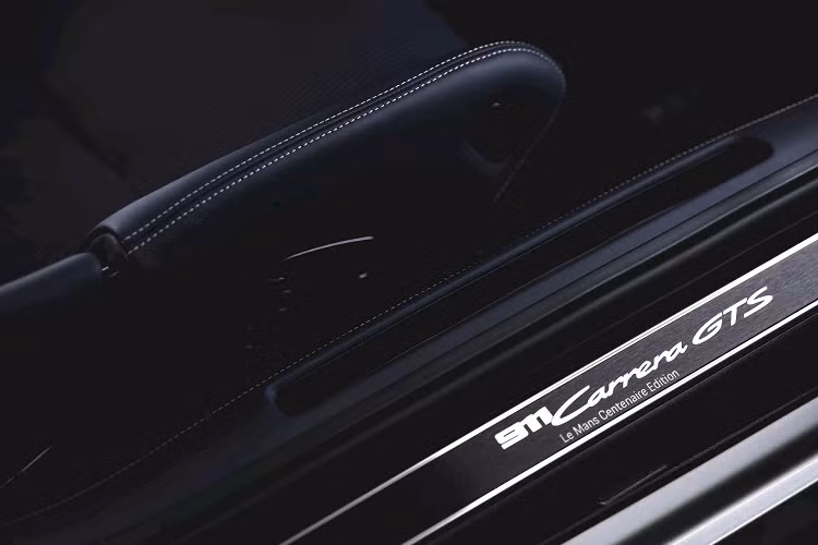 Mâm xe màu đồng Aurum và dây an toàn màu đỏ gợi liên tưởng đến chiếc 911 GT1 1998. Cửa sổ phụ được trang trí mô phỏng theo khe thông gió tại vị trí tương tự của 2 chiếc xe thắng giải.