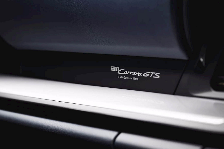 Hệ truyền động của xe được giữ nguyên như 911 Carrera GTS tiêu chuẩn. Xe vận hành bằng động cơ boxer 6 xy-lanh dung tích 3.0L, sản sinh công suất 480 mã lực và mô men xoắn 570 Nm. Sức mạnh được truyền tới trục sau thông qua hộp số sàn 7 cấp hoặc hộp số PDK 8 cấp. Mẫu xe này cũng thừa hưởng thiết lập khung gầm thể thao hơn của Carrera GTS.