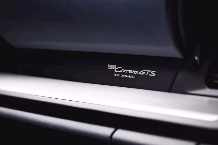 Hệ truyền động của xe được giữ nguyên như 911 Carrera GTS tiêu chuẩn. Xe vận hành bằng động cơ boxer 6 xy-lanh dung tích 3.0L, sản sinh công suất 480 mã lực và mô men xoắn 570 Nm. Sức mạnh được truyền tới trục sau thông qua hộp số sàn 7 cấp hoặc hộp số PDK 8 cấp. Mẫu xe này cũng thừa hưởng thiết lập khung gầm thể thao hơn của Carrera GTS.