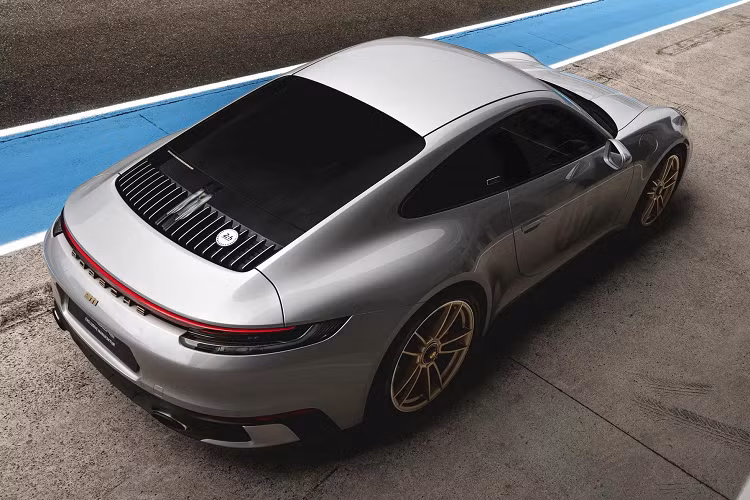 Mức giá xe Porsche 911 Carrera GTS Le Mans Centenaire Edition bán ra tại châu Âu là 237.819 euro (6 tỷ đồng), cao hơn đáng kể mức 158.715 euro (4 tỷ đồng) của 911 Carrera GTS ở cùng thị trường.
