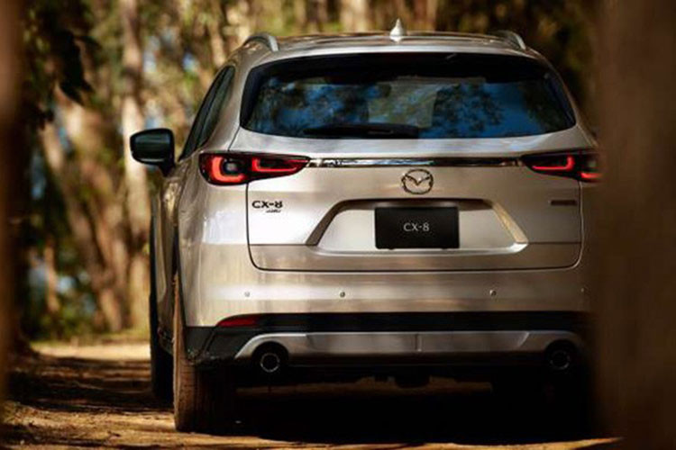 Tuy nhiên, vài ngày trước, Bestcarnew – một trong những tạp chí uy tín về ôtô tại Nhật Bản đã đăng tải thông tin về mẫu xe SUV Mazda CX-8 2024 bản nâng cấp mới và sẽ được bán song song với CX-80.