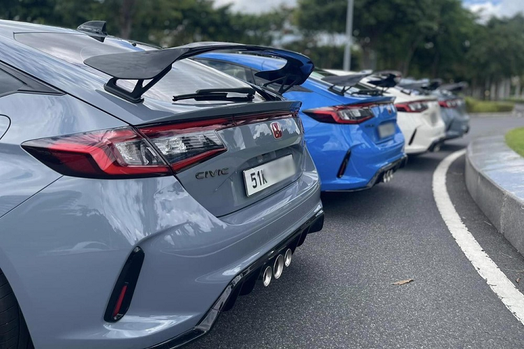 Mới đây, 4 chủ nhân sở hữu dòng xe này đã lên lịch tụ tập, và nhiều khả năng sẽ có hội nhóm dành riêng cho nhưng người chơi xe Honda Civic Type R tại Việt Nam. Trong số 4 chiếc Honda Civic Type R 2023 tại TP HCM, có 2 chiếc xe mang ngoại thất màu xám Sonic Grey Pear, đây là 1 trong 5 bộ áo chính thức của phiên bản hiệu suất cao nhà Honda Civic đã được công bố, 4 màu còn lại là đỏ Rallye Red, xanh Racing Blue Pearl, trắng Championship White và đen Crystal Black Pearl.