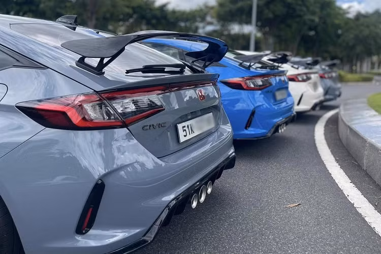 Mới đây, 4 chủ nhân sở hữu dòng xe này đã lên lịch tụ tập, và nhiều khả năng sẽ có hội nhóm dành riêng cho nhưng người chơi xe Honda Civic Type R tại Việt Nam. Trong số 4 chiếc Honda Civic Type R 2023 tại TP HCM, có 2 chiếc xe mang ngoại thất màu xám Sonic Grey Pear, đây là 1 trong 5 bộ áo chính thức của phiên bản hiệu suất cao nhà Honda Civic đã được công bố, 4 màu còn lại là đỏ Rallye Red, xanh Racing Blue Pearl, trắng Championship White và đen Crystal Black Pearl.