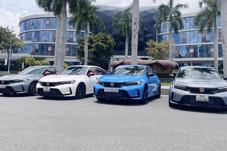 Kể từ đó cho đến nay, đã có hơn 8 chiếc xe Honda Civic Type R 2023 được bàn giao cho các dân chơi Việt, việc số lượng dòng xe Honda Civic Type R FL5 tại Việt Nam được phân phối chính hãng không nhiều, dự kiến 18 chiếc sẽ khiến không ít dân chơi nhanh chóng xuống tiền, đặt mua.