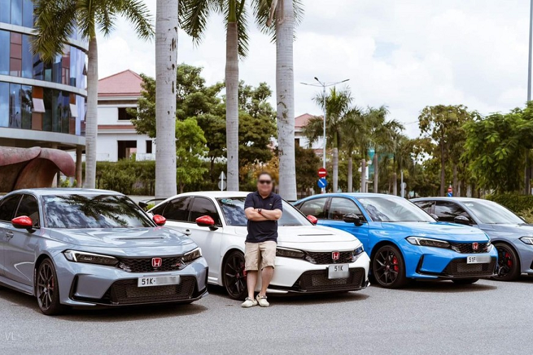  Honda Civic Type R 2023 mới là 1 chiếc xe đua đường phố khá hấp dẫn, nhưng phải đến thế hệ FL5, giới chơi xe Việt mới có thể đón nhận được mẫu xe này thông qua diện phân phối chính hãng. Ra mắt tại thị truòng Việt Nam từ tháng 10 năm ngoái, thông qua triển lãm VMS 2022, nhưng phải đến tháng 5 đầu năm nay, chiếc xe đua đường phố Honda Civic Type R đầu tiên mới được bàn giao cho khách hàng Việt.