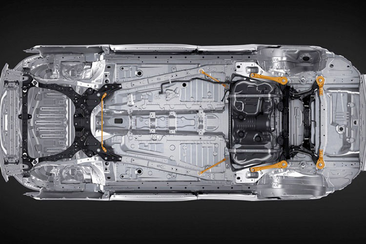 Chiếc Toyota Alphard 2023lộ diện thuộc phiên bản 7 chỗ với cấu hình nội thất 2+2+3. Trong đó, ở hàng ghế giữa là 2 ghế thương gia nằm độc lập với thiết kế mới. Mỗi ghế đều đi kèm màn hình cảm ứng để chỉnh các tính năng của xe. Đồng thời, 2 ghế giữa có thể dịch chuyển lên, xuống theo nhu cầu của hành khách.