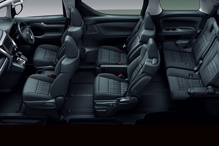 Bên cạnh đó là màn hình cảm ứng trung tâm đặt nổi trên mặt táp-lô, dự kiến có kích thước 14 inch giống Lexus NX và RX 2023. Bên dưới màn hình này là bề mặt cảm ứng và 2 núm xoay chỉnh điều hòa, tích hợp màn hình LCD nhỏ, gợi liên tưởng đến Lexus RX thế hệ mới. Ngoài ra, xe còn có cần số mới và phanh tay điện tử.