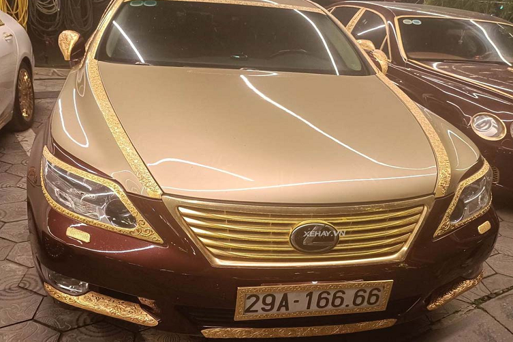 Dàn xe với nhiều mẫu xe nổi tiếng đình đám trên thị trường Việt. Trong đó, có những xe được đầu tư lên đến 1 tỷ đồng/chiếc để mạ vàng.