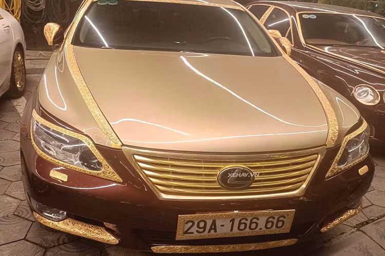 Dàn xe với nhiều mẫu xe nổi tiếng đình đám trên thị trường Việt. Trong đó, có những xe được đầu tư lên đến 1 tỷ đồng/chiếc để mạ vàng.
