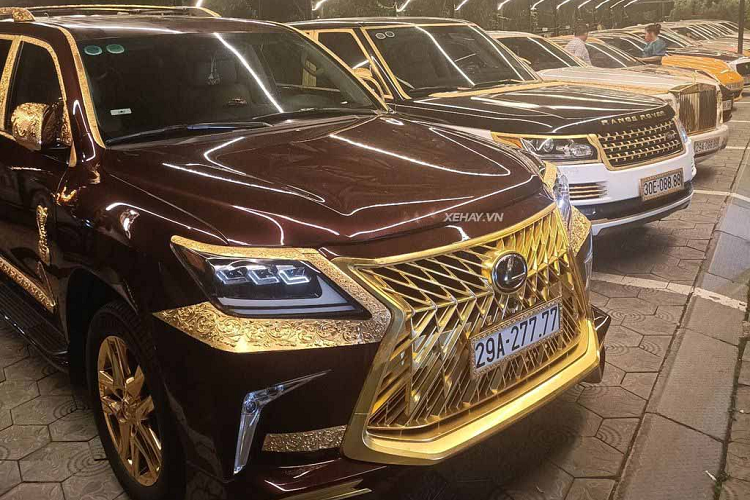 Hiện tại, vị đại gia buôn lơn Hải Dương đang có trong tay khoảng 30 chiếc xe trị giá hàng trăm tỷ đồng, hầu hết đều được mạ vàng và đeo biển tứ quý.