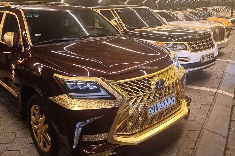 Hiện tại, vị đại gia buôn lơn Hải Dương đang có trong tay khoảng 30 chiếc xe trị giá hàng trăm tỷ đồng, hầu hết đều được mạ vàng và đeo biển tứ quý.