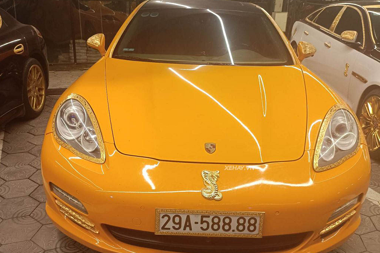 Chia sẻ về sở thích này, chủ nhân bộ sưu tập xe độc lạ cho biết, ông có đam mê số đẹp và yêu thích vàng chứ không phải yếu tố tâm linh nào. 