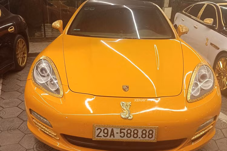 Chia sẻ về sở thích này, chủ nhân bộ sưu tập xe độc lạ cho biết, ông có đam mê số đẹp và yêu thích vàng chứ không phải yếu tố tâm linh nào. 