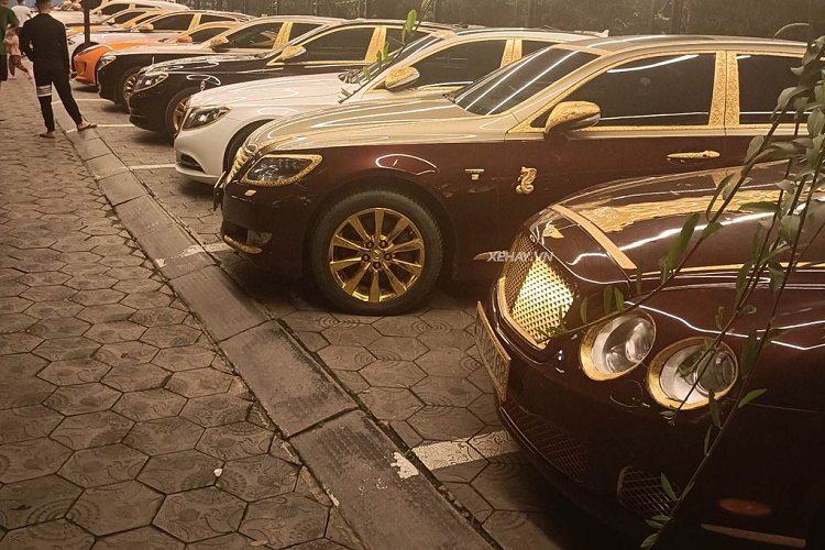 Việc kinh doanh tốt lên, chỉ 3 năm sau, anh Chiến đã sở hữu chiếc Lexus biển đẹp đầu tiên. Đây là chiếc xe “mở màn” cho sở thích sưu tầm xe sang biển đẹp của vị đại gia này.