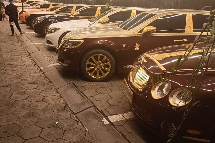 Việc kinh doanh tốt lên, chỉ 3 năm sau, anh Chiến đã sở hữu chiếc Lexus biển đẹp đầu tiên. Đây là chiếc xe “mở màn” cho sở thích sưu tầm xe sang biển đẹp của vị đại gia này.