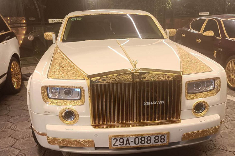 Một số mẫu xe nổi bật mà anh Chiến đang sở hữu có: Rolls-Royce Phantom, Land Rover Range Rover, Porsche Panamera, Mercedes-Benz S-Class, Bentley Continental Flying Spur, Lexus LS, BMW 4-Series, Mercedes S500...