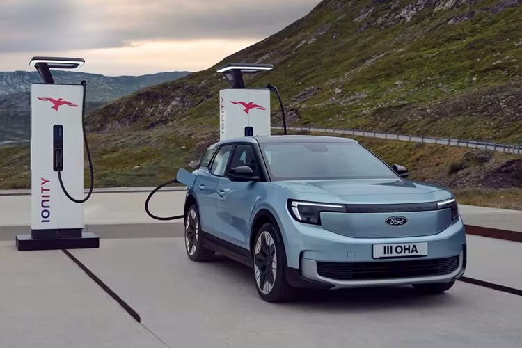 Về trang bị an toàn, chiếc SUV chạy điện này sẽ được trang bị 12 cảm biến siêu âm, 5 camera và 3 thiết bị radar có thể giám sát 360 độ xung quanh xe để kích hoạt một loạt hệ thống hỗ trợ người lái. Ở thời điểm hiện tại Ford chưa công bố chi tiết về thông số kỹ thuật của Explorer điện.