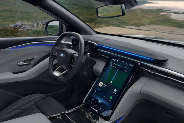 SUV điện Ford Explorer EV là mẫu xe đầu tiên của hãng xe Mỹ sử dụng kiến trúc MEB của Tập đoàn Volkswagen, như một phần của sự hợp tác giữa Ford và VW. Về mặt thiết kế, Ford Explorer EV trông chắc chắn hơn ID.4, với nhiều đường thẳng hơn, thân hình vuông vức và dáng cơ bắp, mạnh mẽ hơn.