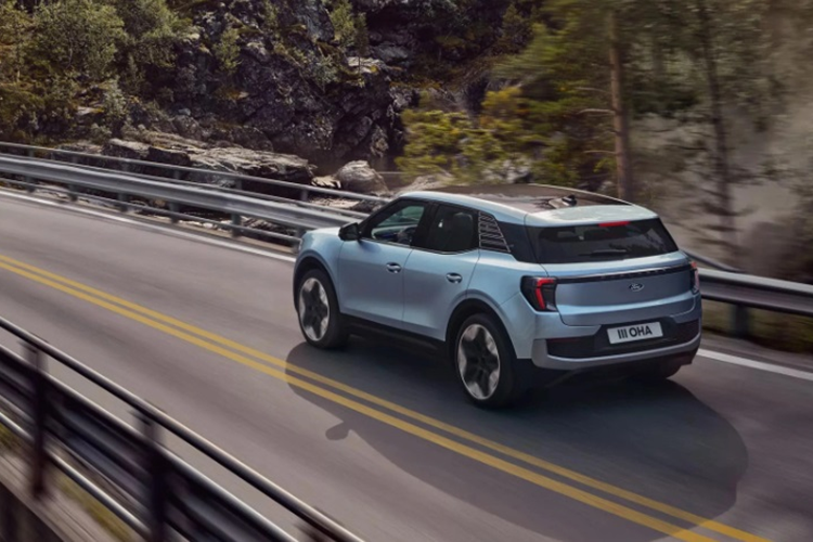 Tiếp đến là cột A màu đen và cột C tạo hình độc đáo tạo ra hiệu ứng mái nổi. Thiết kế mâm xe hợp kim được tối ưu hóa tính khí động học với các kích thước 19, 20 và 21 inch.