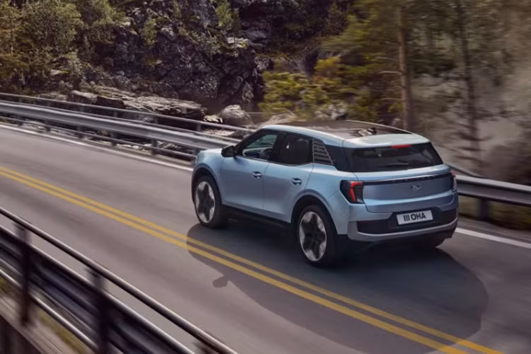 Tiếp đến là cột A màu đen và cột C tạo hình độc đáo tạo ra hiệu ứng mái nổi. Thiết kế mâm xe hợp kim được tối ưu hóa tính khí động học với các kích thước 19, 20 và 21 inch.