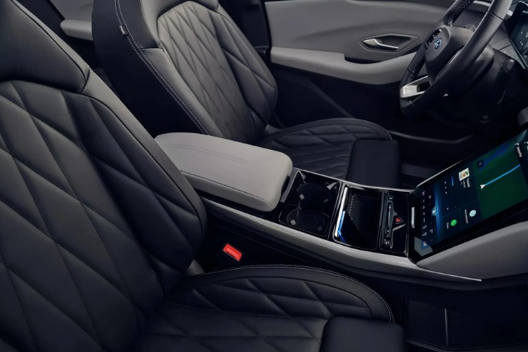 Các chi tiết nổi bật về thiết kế trên chiếc SUV điện có lưới tản nhiệt đóng kín như một tấm “khiên”, đèn ban ngày đan xen với dòng chữ Explorer bao quanh tấm chắn, tấm bảo vệ chữ U và đèn hậu dọc gợi nhớ đến mẫu Explorer thông thường.