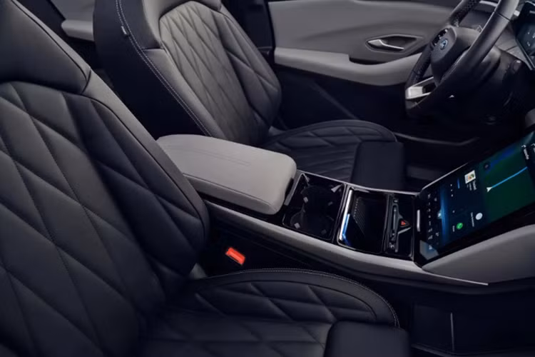 Các chi tiết nổi bật về thiết kế trên chiếc SUV điện có lưới tản nhiệt đóng kín như một tấm “khiên”, đèn ban ngày đan xen với dòng chữ Explorer bao quanh tấm chắn, tấm bảo vệ chữ U và đèn hậu dọc gợi nhớ đến mẫu Explorer thông thường.