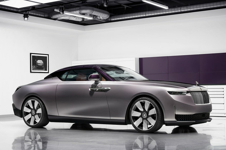 Bên dưới lưới tản nhiệt là hốc gió trung tâm được làm từ vật liệu tổng hợp siêu nhẹ. Hãng Rolls-Royce đã tạo ra chi tiết này bằng công nghệ in 3D và 202 thỏi thép không gỉ đánh bóng bằng tay, sơn màu tím Globe Amaranth.