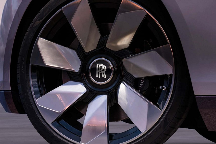 Trong khi đó, nắp khoang chứa mui xe phía sau được ốp gỗ, không chỉ tăng tính thẩm mỹ mà còn có tác dụng tạo ra lực ép xuống mặt đường. Theo hãng Rolls-Royce, đây là bề mặt ốp gỗ thô duy nhất trên thế giới có thể làm được điều này.