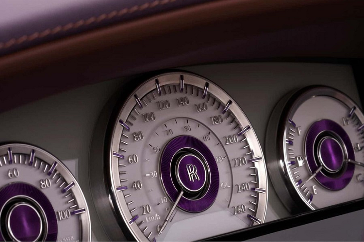 Điểm nhấn tiếp theo của Rolls-Royce Amethyst Droptail nằm ở kính đổi màu. Hãng xe Anh quốc đã phải thử nghiệm 60 loại kính đổi màu khác nhau trước khi chọn được loại ưng ý nhất. Kính của xe có thể ở trạng thái trong suốt hoặc chuyển sang màu tím theo lựa chọn của người dùng. Ở trạng thái trong suốt, kính có màu "tông xuyệt tông" với ghế bọc da màu nâu cát Sand Dunes của nội thất.