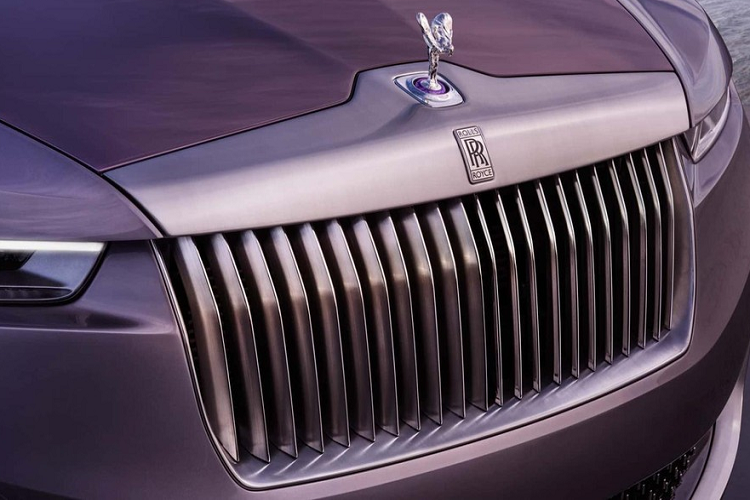 Theo công bố của hãng Rolls-Royce trước đó, Droptail không được phát triển dựa trên cơ sở gầm bệ Architecture of Luxury của Cullinan, Ghost hay Phantom. Thay vào đó, mẫu xe này được ra đời dựa trên khung gầm liền khối mới được làm từ thép, nhôm và sợi carbon.
