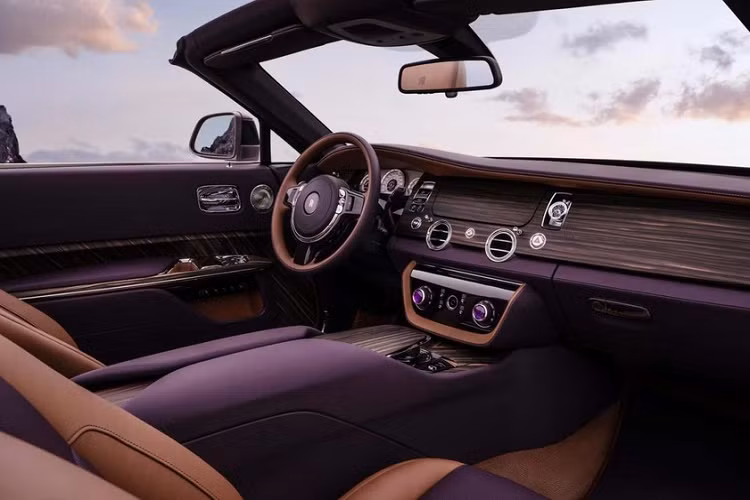 Dù thay đổi khung gầm nhưng Rolls-Royce Droptail vẫn dùng động cơ xăng V12, tăng áp kép, dung tích 6.75L quen thuộc. Động cơ tạo ra công suất tối 593 mã lực và mô-men xoắn cực đại 840 Nm. Nhờ đó, xe có thể tăng tốc từ 0-100 km/h trong thời gian dưới 5 giây và đạt vận tốc tối đa 250 km/h.