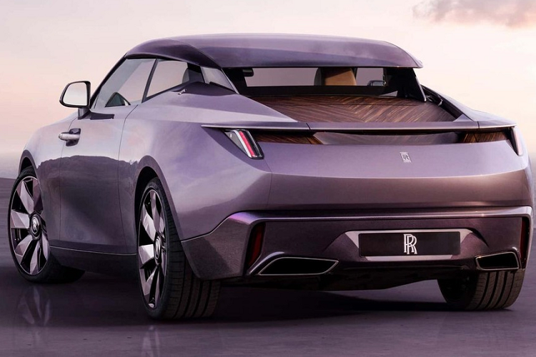 Đây cũng là chiếc xe đầu tiên của thương hiệu Anh quốc dùng lưới tản nhiệt thác nước được đánh bóng và sơn thủ công. Các thợ thủ công của hãng Rolls-Royce đã mất hơn 50 tiếng đồng hồ mới hoàn thiện được chi tiết này.