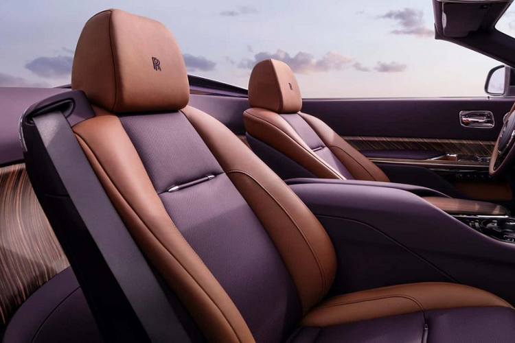 Trên mặt táp-lô của chiếc xe siêu sang này xuất hiện đồng hồ được chế tác thủ công của thương hiệu Vacheron Constantin. Đồng hồ này có thể xoay 2 mặt và dùng tourbillon 2 trục. Người lái có thể tháo đồng hồ ra và bảo quản riêng ở một nơi khác. Hãng Vacheron Constantin đã phối hợp với Rolls-Royce khi thiết kế đồng hồ, kết hợp màu tím amethyst với khay bằng vàng trắng.