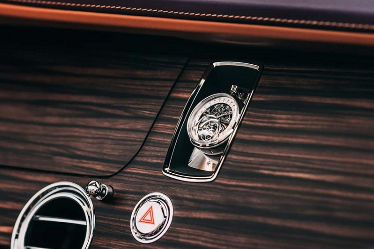 Bên trong xe, Rolls-Royce Amethyst Droptail được trang bị chất liệu gỗ màu tối và da màu nâu pha trộn tím nhạt. Hãng Rolls-Royce đã thử nghiệm tất cả các loại gỗ để đảm bảo chúng đáp ứng tiêu chuẩn về độ bền, tương tự gỗ dùng bên ngoài xe. Được biết, hãng đã thử nghiệm hơn 150 loại gỗ trong thời gian trên 8.000 tiếng bằng những phương pháp như phơi nắng, dầm mưa và thay đổi nhiệt độ.